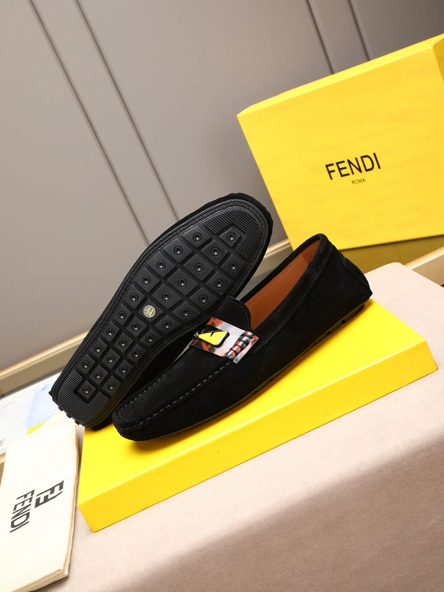 Men's shoes 💰400💰[FENDI] The little monster of Fendi F family, which is popular all over the world, is coming in a big way, the latest color, driving slip-on loafers, avant-garde and versatile fashion men's shoes, bun shoes, bean shoes👌👌👌 Private mold opening, 1:1 reproduction... The upper is made of first-layer cowhide, and the first-layer pigskin lining... is extremely comfortable, fashionable, simple, atmospheric and personalized [color] The side of the shoe is more refined, and the overall effect is handsome [ Turn in a circle][Turn in a circle]💭This hardware monster with eyes is not the popular version on the market🚳🚳Compared with the old model, it is more trendy, eye-catching and more classy🔰This summer, the little monster will subvert the old ideas and share the fashion with you🔱A must-have for fashionistas! Must keep it for yourself! Online outsole, high-end quality workmanship. Color: black, blue, white, red. Matching code: 38-44 (45 46 47 customized) (standard leather shoe size)